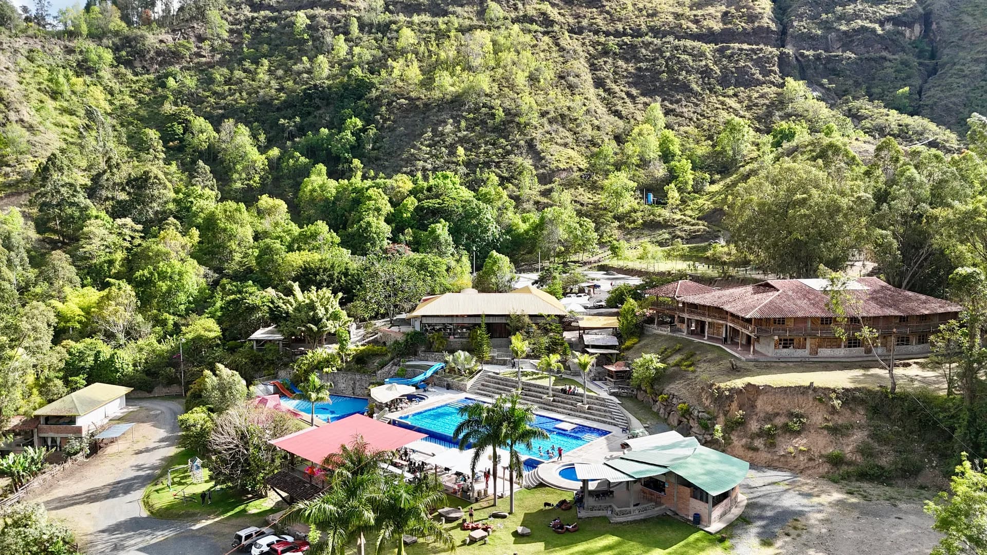 Vista aérea de Mawá: piscinas, restaurante y hotel en medio de la montaña